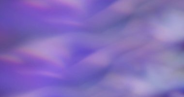 Bulanık kristal lens. Neon parıltısı. Odaklanamayan soyut arkaplanda renkli ışık sızıntısı var. Sanat parlaklığı mor mor menekşe dokusu.