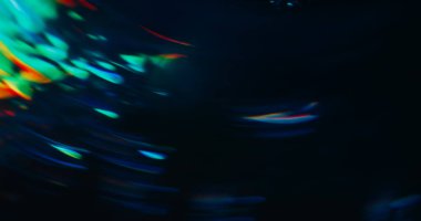 Dalgalı parıltı bulanıklığı. Neon sızıntısı. Mavi yeşil eğri, neon kemer yansıması, siyah arka planda parlaklık. Renkli soyut fütüristik akış flaşı.