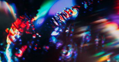 Spektrum bulanıklığı. Ray sızıntısı. Siyah arkaplanda soyut parlak sanat parıltısıyla aydınlatılmış, düz olmayan neon parlak dokusu.