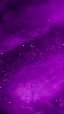 Dikey video. Pırıl pırıl. Bulanık neon arka plan. Sihirli fantastik lens yanıp sönüyor mor mavi çok renkli ışık girdabı soyutlaşıyor.