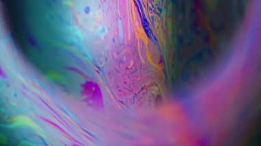 Dikey video. Spektrum çözünmüş mürekkep. Renkli boya gezegeni. Yağ sabunu sıvı yanardöner akış mercek çerçevesi. Kozmik siyah arkaplan.