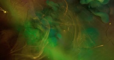 Boya damlası. Hafif doku. Soyut akrilik arka planda parlayan sarı sarı renkli çelenk buharı çözünmüş..