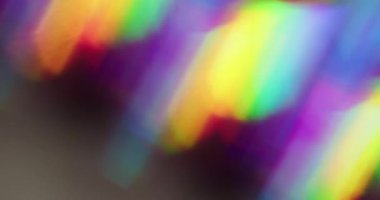 Işıldayan işaret fişeği Bokeh. Spektrum parıltısı. Siyah arka planda karışık renkli neon ışınları. Soyut gökkuşağı mor kırmızı bulanık yansıması.