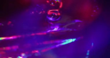 Bulanık ışık. Dereceli yansıma. Koyu arkaplanda florasan soyut renkli parıltı karışımı. Sanat holografik neon parıltısı optik etkisi.