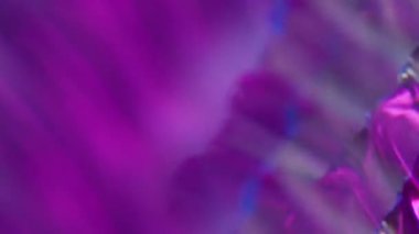 Bulanık ışık. Parlak arka plan. Odaklanmamış mor mavi neon renkli parlak optik ışık aydınlatma aydınlatma dokusu sanat soyutlaması üzerinde parlak hareket ediyor.