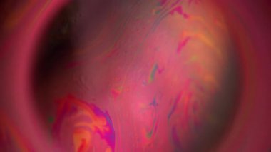 Sıvı bulanık küre. Renkli boya gezegeni. Yuvarlak mercek kaotik karışım akışı çerçeve kırmızı arkaplan soyut sıcak turuncu ışık küresi.