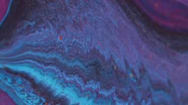 Nehir boyası. Renk akışı. Soyut sanat arka planında yüzen odaksız mavi mor sıvı pigment kimyasal su parçacıkları.