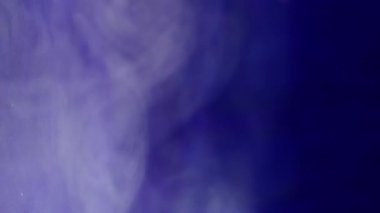 Sisli sis. Duman dokusu. Akrilik su bulutunda çözünmüş beyaz neon boya soyut koyu siyah sanat arka planına yayılıyor..