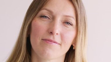 Serum tedavisi. Yaşlanma karşıtı cilt bakımı. Güzel bir kadın sağlıklı ve ışıl ışıl cilde kozmetik ürünler uyguluyor..