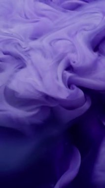 Dikey video. Bulut mürekkebi. Karışım akışı. Odaklanamayan mavi mor renkli duman dokusu soyut arkaplana dökülen kimyasal sıvı partiküller..