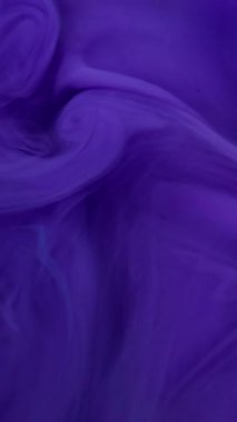 Dikey video. Soyut sis. Mürekkep at. Odaklanmamış mor renkli bulut dokusu suyun içinde kimyasal sıvı sanat arka planında akıyor..