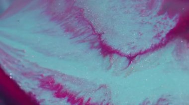 Akan mürekkep emülsiyonu. Parlak doku. Odaklanmamış kırmızı mor renk sıçramış boya soyut Bokeh neon sanat arka planına yayılan parıldayan parçacıklar..