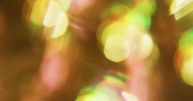 Bulanık prizma ışığı. Yansıma ışını. Gradyan renkli kıvılcım hareketi. Döndürme sarı yeşil parlaklık soyut odaklanmış arkaplan.