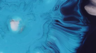 Boya dökümü. Pigment dokusu. Odaklanamayan mor beyaz renk, soyut sanat arka planına yayılan sıvı lekeyi sıçratıyor..