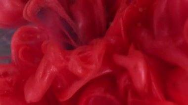 Boya suyu sıçraması. Duman bulutu dokusu. Odaklanmamış kırmızı mavi simli buhar dalgası su altında soyut sanat arkaplan akışı.