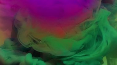 Haze girdabı. Renkli bulut. Pembe mor boya dumanı mercekleri soyut su neon etkisi arka planında karışıyor..
