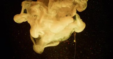 Su altı dumanı. Boya sıvısı. Odaklanmamış sarı mavi duman dokusu soyut koyu siyah sanat arka planında simli çelenk.