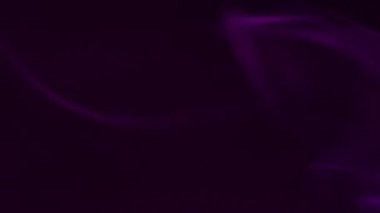 Mürekkep dumanı. Duman akışı. Odaklanmamış mor neon rengi buhar suyu dokusu nemli pigment soyut koyu siyah sanat soyutlaması üzerine yayılıyor.