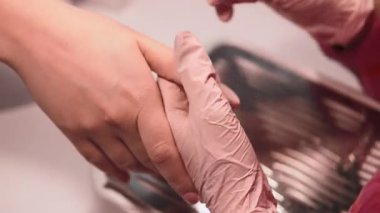 Manikür işlemi. Tırnak bakımı. Profesyonel manikürcü. Kadın müşterileri dosyalıyor. Güzellik salonunda akrilik..