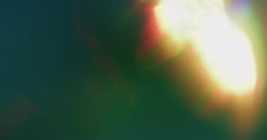 Flaş sızıntısı bulanık. Retro işaret fişeği. Parlak beyaz alevli film koyu yeşil arka plan. Soyut renk yaşlandırılmış parlaklık dokusu.