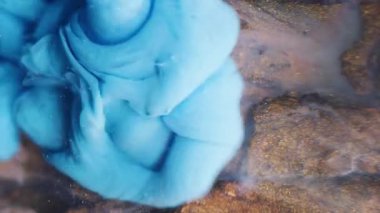 Boya damlası. Ağaç kabuğu dokusu. Odaklanmamış mavi duman kahverengi altın ışıltılı yüzeye sıçrıyor su altı soyut sanat arka planına.