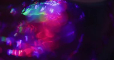 Bokeh mercek prizması. Sanal parıltı sızıntısı. Gece arkaplanındaki spektrum rengi pırıltısı. Mor kırmızı neon parıldayan parlak soyut ışık.