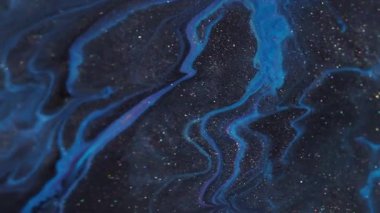 Dalga dokusu. Mürekkep arkaplanı. Bokeh yaratıcı neon soyutlamasında odaksız mavi pembe renkli koyu siyah lekeler..