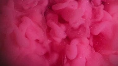 Su altı dumanı. Dönen dokular. Soyut yaratıcı akrilik canlı arka planda sönük pembe renkli parlayan duman.