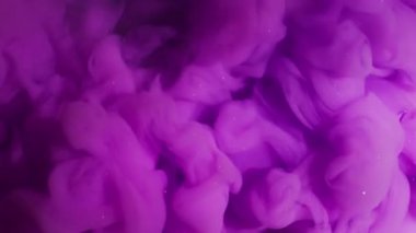 Boya sıçraması. Mürekkep sıvısı. Odaklanmamış pembe mor renkli duman dalgası soyut parlak leylak neon arkaplan üzerine yayılan girdap dokusu.