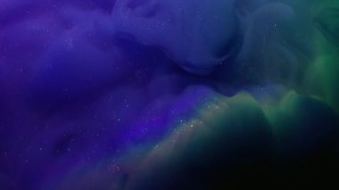 Köpüklü sıvı. Mürekkep buharı. Mavi yeşil çözünmüş akıntı, su menekşesinde çözünüyor. Soyut renk kurgu, duman damlası sızıntısı dokusu.