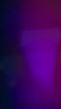 Dikey video. Bulanık soyut ışık. Pürüzsüz. Yeşil mor renk kaleydoskop yanıp sönen lens optik arkaplan.