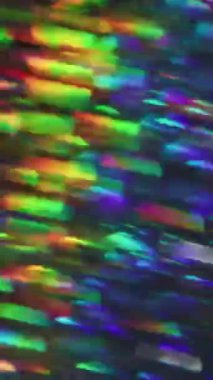 Dikey video. Bulanık sanat yansıması. Parlak soyutlama. Kristal ışıldayan prizma arka planda gökkuşağı merceği parlaması olan hafif kaleydoskop..