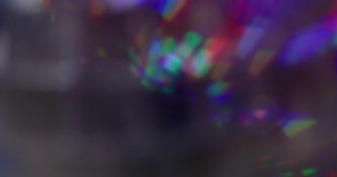 Gradyan Bokeh yansıması. Işıl ışıl parlıyor. Kırmızı yeşil kıvılcımlar siyah arkaplanda akar. Renkli kiriş karıştırılmış soyut dokular.