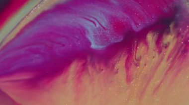 Akrilik dalga. Parıldayan mürekkep. Odaklanmamış mor mavi renkli sıçrama su parçacıkları soyut arkaplanda ışıldayan doku sızıntısı.