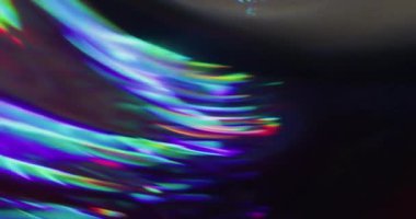 Bulanık ışın dönüyor. Spektrum parıltısı. Siyah arkaplanda soyut kırmızı mor yeşil parıltı ile renkli parlak neon çizgili kıvrım.