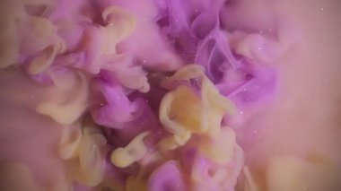 Sis mürekkebi karışımı. Atmosferik duman. Soyut sanat arka planında yüzen kimyasal parıltılı suda bulanık pembe sarı renkli boya..