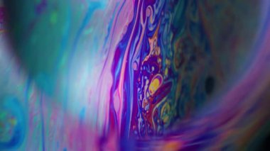 Dikey video. Fırıl fırıl dönen boyayı çöz. Sıvı gezegen küresi. Küresel renkli ışık halkası. Soyut yağ akışı fırtınası mor mavi yuvarlak lens arkaplanı.