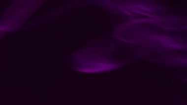 Bulut pigmenti. Boya dokusu. Odaklanmamış mor neon rengi duman buharı su dumanı yaratıcı soyut siyah arkaplan üzerinde dönüyor.
