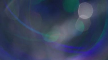 Parıltı parlıyor. Bokeh çemberi. Odaksız mavi turuncu renkli parlak mercek soyut bulanık sanat arka planında hareket ediyor.
