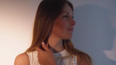 Kadınsı bir güven. Kadın zarafeti. Güzel bir kadın tenine dokunmaktan zevk alıyor. Fotokopi arkaplanda izole edilmiş..