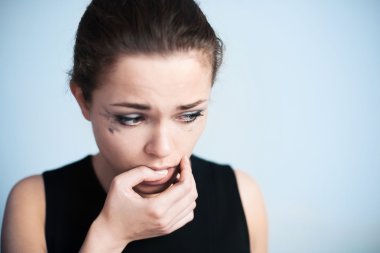 Kadın bir çivi ısırıkları