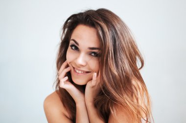 Güzel genç kız hafifçe gülümsüyor