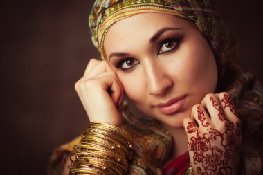 Bir başörtüsü sessiz Hint kadında