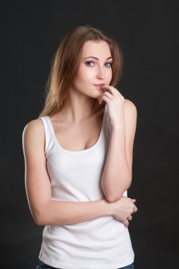 dalgınlık kız dudak dokunur