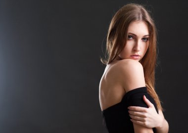 Uzun sarı saçlı güzel kadın.