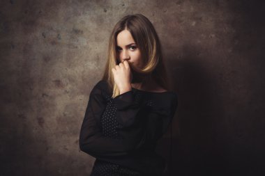 Düşünceli güzel kadın karışık