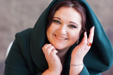 Kilolu çekici kadın güzel gülümsüyor