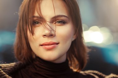 İçtenlikle gizemli mutlu kadın gülümsüyor