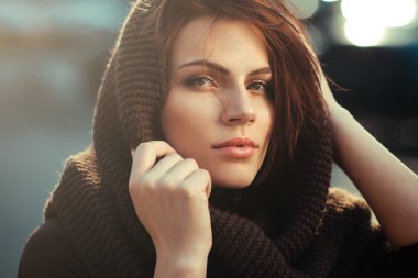 KukuIeta gizemli düşünceli kadında