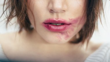 Cinsel dudakları ile bulaşmış ruj